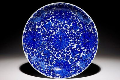 Een uitzonderlijk felle blauw-witte Chinese schotel met lotusslingers, Kangxi