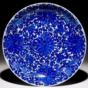 Een uitzonderlijk felle blauw-witte Chinese schotel met lotusslingers, Kangxi — foto 1