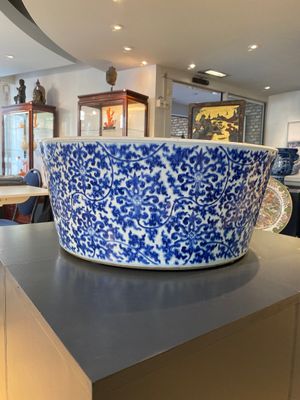Een uitzonderlijk groot Chinees blauw-wit bassin met florale slingers, Kangxi — foto 2