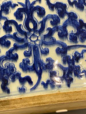 Een uitzonderlijk groot Chinees blauw-wit bassin met florale slingers, Kangxi — foto 21