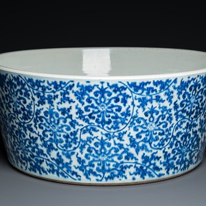 Een uitzonderlijk groot Chinees blauw-wit bassin met florale slingers, Kangxi — foto 1