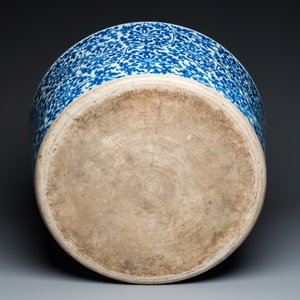 Een uitzonderlijk groot Chinees blauw-wit bassin met florale slingers, Kangxi — foto 7