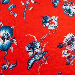 Een uitzonderlijk groot Chinees met zijde geborduurd vilten doek met blauwe bloemen en perziken op rode fondkleur, 18/19e eeuw — foto 4