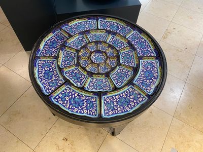 Een uitzonderlijk groot Chinees rijsttafelservies in Canton email in originele Cantonese vergulde en gelakte presenteertafel, 18/19e eeuw — foto 1