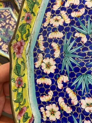 Een uitzonderlijk groot Chinees rijsttafelservies in Canton email in originele Cantonese vergulde en gelakte presenteertafel, 18/19e eeuw — foto 12