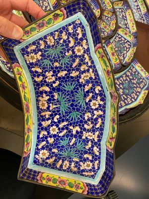 Een uitzonderlijk groot Chinees rijsttafelservies in Canton email in originele Cantonese vergulde en gelakte presenteertafel, 18/19e eeuw — foto 15