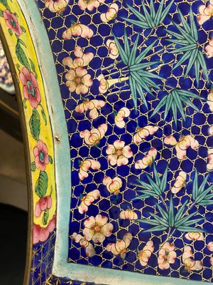 Een uitzonderlijk groot Chinees rijsttafelservies in Canton email in originele Cantonese vergulde en gelakte presenteertafel, 18/19e eeuw — foto 16