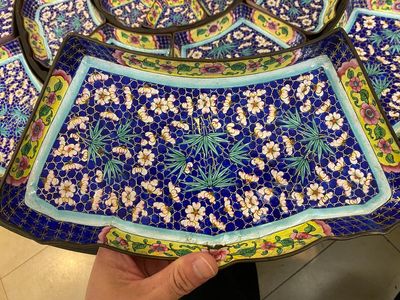 Een uitzonderlijk groot Chinees rijsttafelservies in Canton email in originele Cantonese vergulde en gelakte presenteertafel, 18/19e eeuw — foto 4