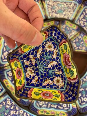 Een uitzonderlijk groot Chinees rijsttafelservies in Canton email in originele Cantonese vergulde en gelakte presenteertafel, 18/19e eeuw — foto 52