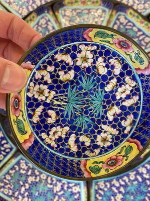 Een uitzonderlijk groot Chinees rijsttafelservies in Canton email in originele Cantonese vergulde en gelakte presenteertafel, 18/19e eeuw — foto 65