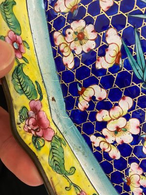 Een uitzonderlijk groot Chinees rijsttafelservies in Canton email in originele Cantonese vergulde en gelakte presenteertafel, 18/19e eeuw — foto 8