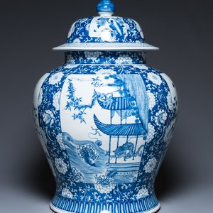 Een uitzonderlijk groot paar Chinese blauw-witte dekselvazen, 19/20e eeuw — foto 2