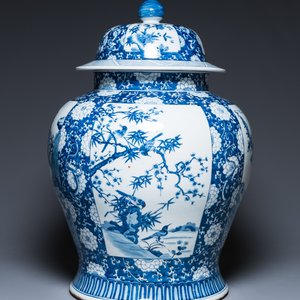 Een uitzonderlijk groot paar Chinese blauw-witte dekselvazen, 19/20e eeuw — foto 3