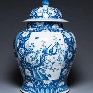 Een uitzonderlijk groot paar Chinese blauw-witte dekselvazen, 19/20e eeuw — foto 5