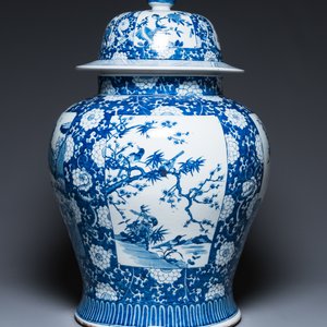 Een uitzonderlijk groot paar Chinese blauw-witte dekselvazen, 19/20e eeuw — foto 7