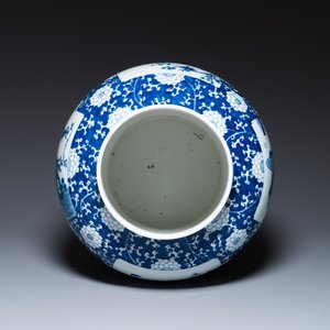 Een uitzonderlijk groot paar Chinese blauw-witte dekselvazen, 19/20e eeuw — foto 10