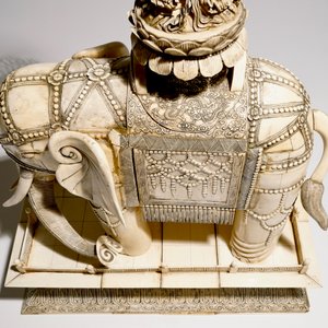 Een uitzonderlijk groot paar ivoren figuren van Guanyin op een olifant, 19e eeuw — foto 7