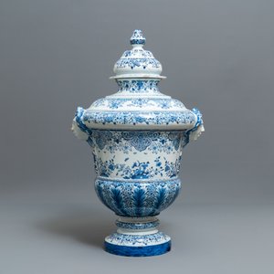 Een uitzonderlijk grote blauw-witte Delftse dekselurne, 19e eeuw — foto 1