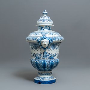 Een uitzonderlijk grote blauw-witte Delftse dekselurne, 19e eeuw — foto 3