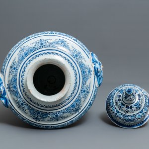 Een uitzonderlijk grote blauw-witte Delftse dekselurne, 19e eeuw — foto 5