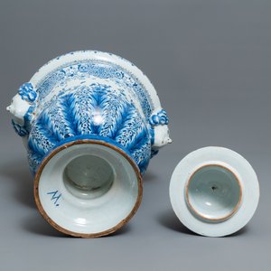 Een uitzonderlijk grote blauw-witte Delftse dekselurne, 19e eeuw — foto 6