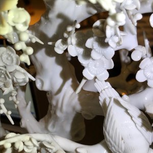 Een uitzonderlijk grote Chinese blanc de Chine groep met twee dames bij een boom, 18e eeuw — foto 24