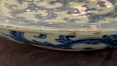 Een uitzonderlijk grote Chinese blauw-witte 'draken' schotel, Ming, 2e helft 15e eeuw — foto 5
