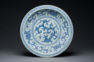 Een uitzonderlijk grote Chinese blauw-witte 'draken' schotel, Ming, 2e helft 15e eeuw