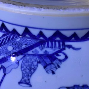 Een uitzonderlijk grote Chinese blauw-witte kom, Kangxi — foto 17