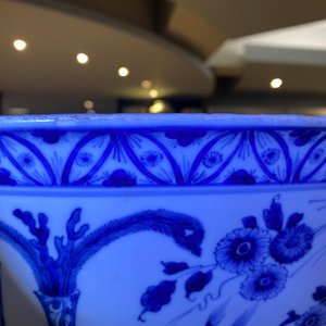 Een uitzonderlijk grote Chinese blauw-witte kom, Kangxi — foto 25