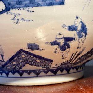 Een uitzonderlijk grote Chinese blauw-witte kom, Kangxi — foto 41