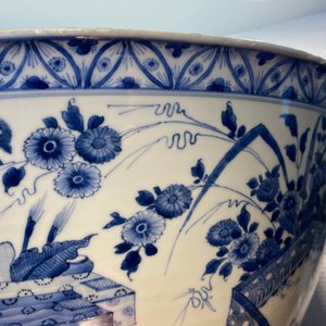 Een uitzonderlijk grote Chinese blauw-witte kom, Kangxi — foto 42