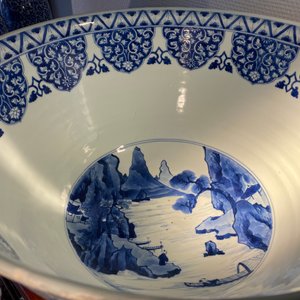 Een uitzonderlijk grote Chinese blauw-witte kom, Kangxi — foto 54