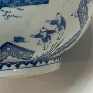 Een uitzonderlijk grote Chinese blauw-witte kom, Kangxi — foto 68