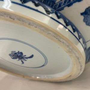 Een uitzonderlijk grote Chinese blauw-witte kom, Kangxi — foto 70