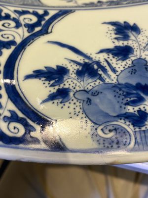 Een uitzonderlijk grote Chinese blauw-witte schotel met pauwenrand, Kangxi — foto 16