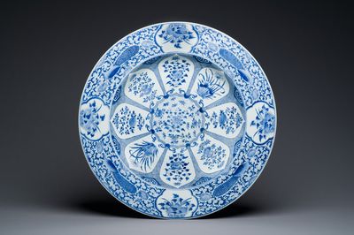 Een uitzonderlijk grote Chinese blauw-witte schotel met pauwenrand, Kangxi