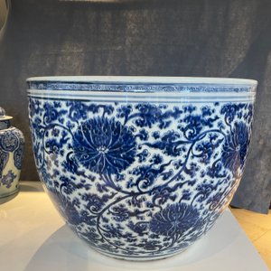 Een uitzonderlijk grote Chinese blauw-witte vissenkom met lotusslingers, Kangxi — foto 11
