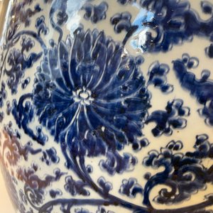 Een uitzonderlijk grote Chinese blauw-witte vissenkom met lotusslingers, Kangxi — foto 13