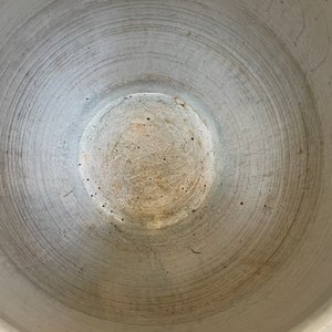 Een uitzonderlijk grote Chinese blauw-witte vissenkom met lotusslingers, Kangxi — foto 18