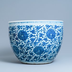 Een uitzonderlijk grote Chinese blauw-witte vissenkom met lotusslingers, Kangxi — foto 2
