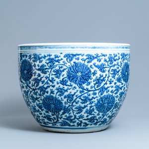Een uitzonderlijk grote Chinese blauw-witte vissenkom met lotusslingers, Kangxi — foto 3