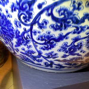 Een uitzonderlijk grote Chinese blauw-witte vissenkom met lotusslingers, Kangxi — foto 34