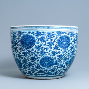 Een uitzonderlijk grote Chinese blauw-witte vissenkom met lotusslingers, Kangxi — foto 4
