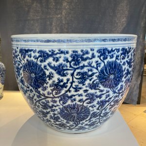 Een uitzonderlijk grote Chinese blauw-witte vissenkom met lotusslingers, Kangxi — foto 8