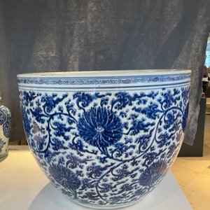 Een uitzonderlijk grote Chinese blauw-witte vissenkom met lotusslingers, Kangxi — foto 9