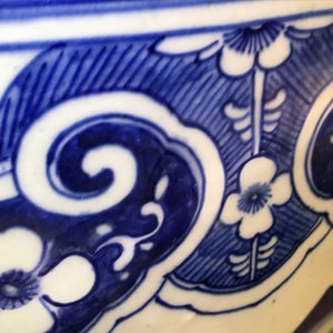 Een uitzonderlijk grote Chinese blauwwitte vissenkom, 19e eeuw — foto 15