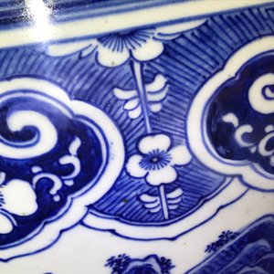 Een uitzonderlijk grote Chinese blauwwitte vissenkom, 19e eeuw — foto 17