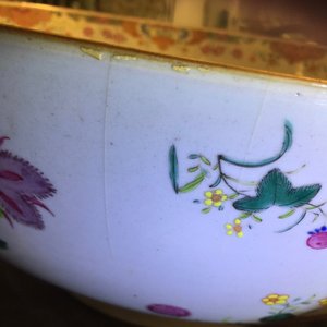 Een uitzonderlijk grote Chinese famille rose kom met floraal decor, Qianlong, 18e eeuw — foto 17