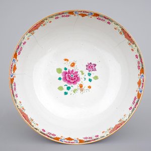Een uitzonderlijk grote Chinese famille rose kom met floraal decor, Qianlong, 18e eeuw — foto 5